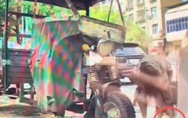 Dời chiếc xe đang chiếm chỗ, chủ ô tô quay lại tái mặt khi phát hiện thứ đáng sợ dưới bánh xe