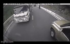 Công ty từ chối hỗ trợ tài xế "chạy ẩu" khiến 5 ô tô hư hỏng, dân mạng truy lùng clip tai nạn