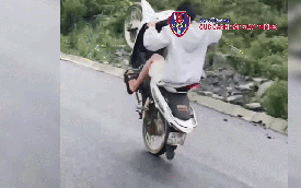 Con "bốc đầu" xe máy, bố bị tịch thu xe và phạt tiền
