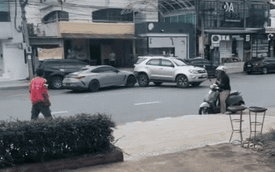 Cãi nhau với vợ, tài xế Mercedes-Benz lao vào 8 chiếc ô tô khác, lúc xuống xe thì bật khóc