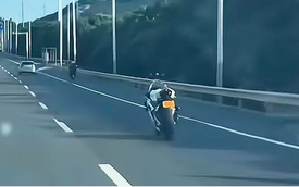 Đang ngồi ô tô, người đàn ông phát hiện xe máy "ma" tự lái: Bám theo gần 3km mới thấy kết cục