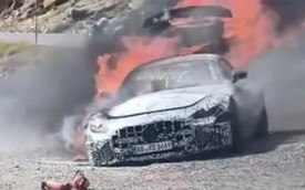 Mercedes-AMG GT mới đang chạy thử thì bị cháy rụi, cứu hỏa có mặt nhưng không dập nổi ngọn lửa
