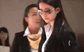 Lưu Diệc Phi đẹp chấn động đi ngang qua triển lãm ô tô chốt luôn siêu xe 17 tỷ, còn tặng vàng ồ ạt
