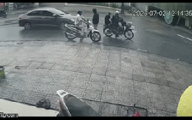 Danh tính kẻ trùm kín đầu, tấn công người dừng đèn đỏ, cướp xe máy rồi bỏ chạy 1km