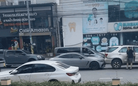 Tài xế Mercedes-Benz mất kiểm soát sau cãi vã với vợ, gây tai nạn
