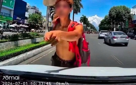 Trượt ván giữa làn ô tô, nam thanh niên thách thức tài xế "biết bố mày là ai không": Công an vào cuộc