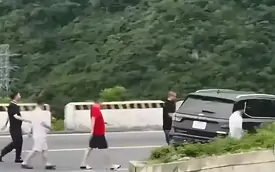 Xác minh clip nhóm người dừng ô tô ngay khúc cua trên đèo Hải Vân để ngắm cảnh
