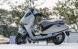 Một chiếc xe máy điện Honda đang khan hàng, đội giá hàng triệu đồng tại đại lý