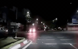 Xe 16 chỗ tông taxi lật ngửa, nhiều người bị thương, có trẻ em