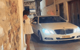 Chuyện gì xảy ra với cô gái đang quay clip trên phố thì người đàn ông đi xe Mercedes đột ngột đến nắm tay?