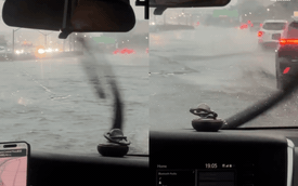 New York ngập như sông sau trận mưa lớn: Ô tô nối đuôi mắc kẹt, tài xế phải trèo lên nóc xe