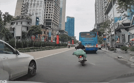 Clip: Tài xế xe máy tông đuôi ô tô Mercedes rồi vít ga bỏ đi