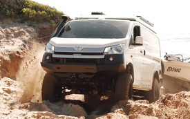 Chiếc Toyota Hiace này có khả năng off-road cực đỉnh nhờ dùng hệ dẫn động 4x4 của Land Cruiser, lốp béo, giảm xóc ‘hạng nặng’