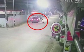 Đi qua chốt kiểm soát của cảnh sát, cô gái hét lớn cầu cứu rồi lao ra ngoài cửa, thoát khỏi xe của nhóm bắt cóc