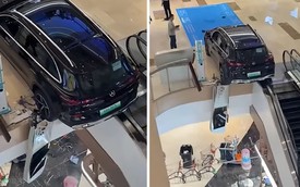 Nhầm chân ga, chiếc Mercedes lao xuyên lan can trung tâm thương mại, suýt rơi xuống tầng dưới