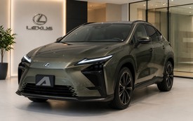 Lexus NX lộ nhiều chi tiết trước giờ ra mắt: Bỏ lưới tản nhiệt truyền thống, màn 14inch, vô-lăng giống ES, ghế đỏ lạ mắt