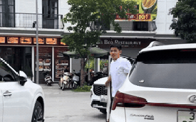 Đình Bắc điển trai bước xuống từ ô tô
