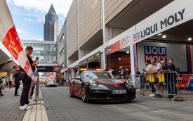 Tôi bay 12 tiếng, đi hơn 25.000 bước chân ở Automechanika Frankfurt 2026 để xem drift, monster truck và siêu xe triệu đô