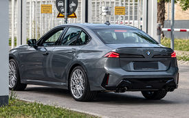 BMW 3 Series đời mới lộ diện không che trên đường: Cản sau hầm hố, kích thước lớn hơn hiện tại, động cơ hybrid tiêu chuẩn cạnh tranh C-Class