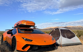 Chủ xe Lamborghini Huracan chạy 6.400 km, chở 1.000 ô tô mô hình trên nóc để tặng miễn phí cho trẻ em trên đường