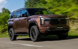 Cứ ngỡ đối thủ của Mitsubishi Pajero là Everest, Prado, nhưng thực tế lại là hai cái tên bất ngờ này