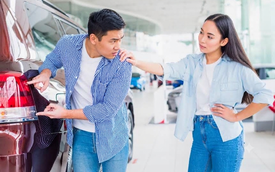 Đang dành dụm mua nhà, chồng bất ngờ đòi mua ô tô 700 triệu, vợ nghe xong tái mặt: "Anh có biết mỗi tháng chiếc xe ngốn bao nhiêu không?"