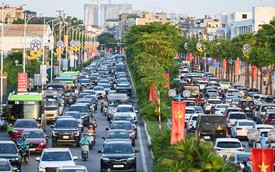 Chưa hết nghỉ lễ 2/9, cửa ngõ Hà Nội đã tắc cứng, ô tô xếp hàng dài trên cao tốc