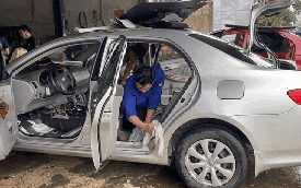 Gara sửa xe kiếm bộn tiền sau trận mưa to nhất 41 năm tại Vinh