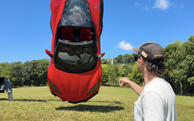 YouTuber ‘hành hạ’ chiếc Corvette C8 để thử độ bền: Để mui trần rửa xe, treo ngược bằng cần cẩu