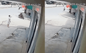 Hà Tĩnh: Khoảnh khắc cổng làng đổ sập đè 2 mẹ con đi xe máy, bé trai lớp 3 bị thương nặng