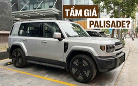 SUV 'lạ' dáng như Defender lần đầu xuất hiện tại Việt Nam: EREV đầy bình chạy tới 1.200km, giá tạm tính 2,2 tỷ đồng có cạnh tranh được Prado?