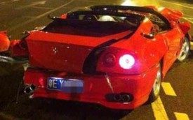 Siêu xe Ferrari hiếm có bung đầu, nát đuôi vì tai nạn