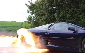 Jaguar XJ220 "khạc" lửa từ gầm xe