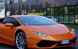 13 chiếc Lamborghini Huracan "gầm rú" ngoài nhà máy Lamborghini