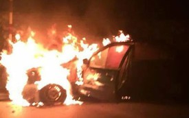 Đang chạy, xế sang Lexus bất ngờ bốc cháy dữ dội, trơ khung
