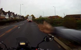 "Trẻ trâu" bất ngờ tát vào mặt biker khi sang đường