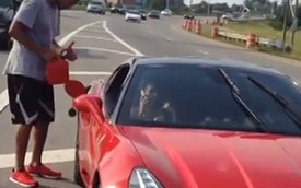Siêu xe Ferrari California của sao bóng rổ "chết đứng" giữa đường