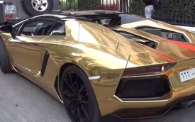Lamborghini Aventador Roadster mạ vàng “chơi trội” trên phố