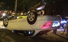 Hà Nội: Xe tiền tỷ Mercedes-Benz C250 lật ngửa giữa đêm