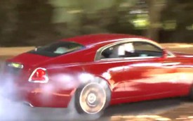 Xe siêu sang Rolls-Royce Wraith “đốt lốp” khét lẹt