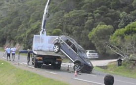 Màn cẩu xe SUV thất bại tại hiện trường tai nạn