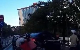 Lùi xe không quan sát, tài xế nữ đâm chồng ba xe máy