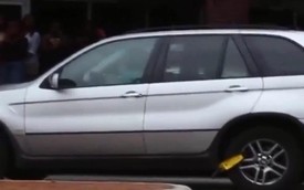 Bị khóa bánh xe, nữ quái xế phá khóa bằng chính chiếc BMW X5