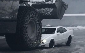 Xe khai mỏ khổng lồ "nghiền nát" xế sang Mercedes-Benz