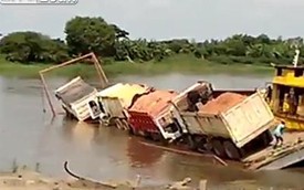 Phà chở quá tải, bốn xe tải "ngửa bụng" dưới sông