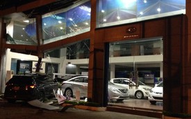 Hyundai Santafe gây tai nạn liên hoàn, đâm vào showroom Hyundai