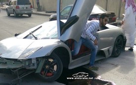 Lamborghini Murcielago bị đâm bẹp đầu, nát đuôi