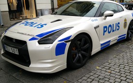 "Sát thủ siêu xe" Nissan GT-R "mạo danh" xe cảnh sát