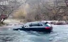 Xe sang Porsche Cayenne chết máy khi vượt sông