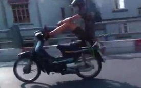 "Trẻ trâu" đi xe máy bằng chân vượt cầu Vĩnh Tuy